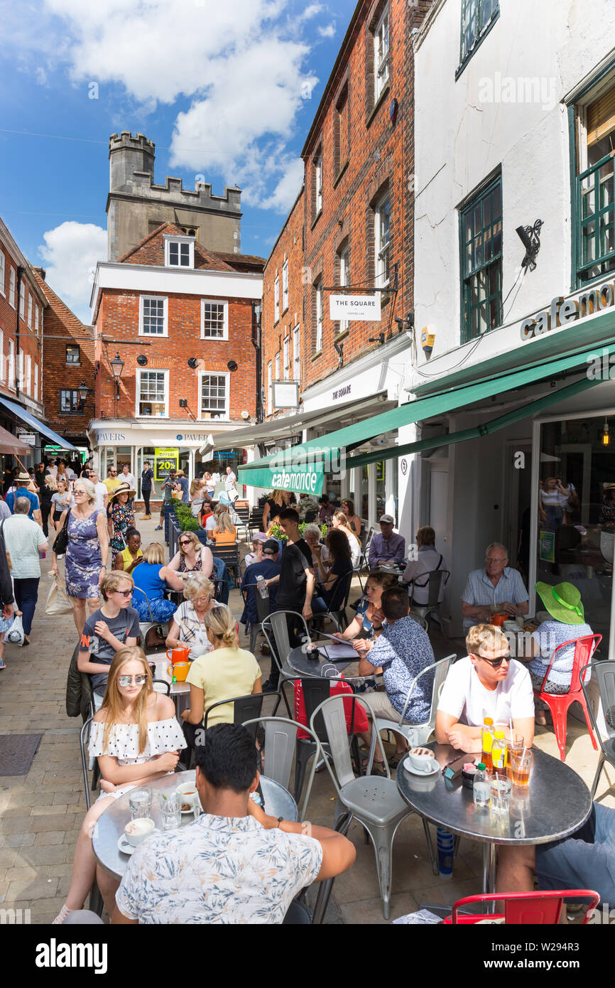 Bars und Restaurants auf dem Platz, Winchester, Hampshire, UK Stockfoto