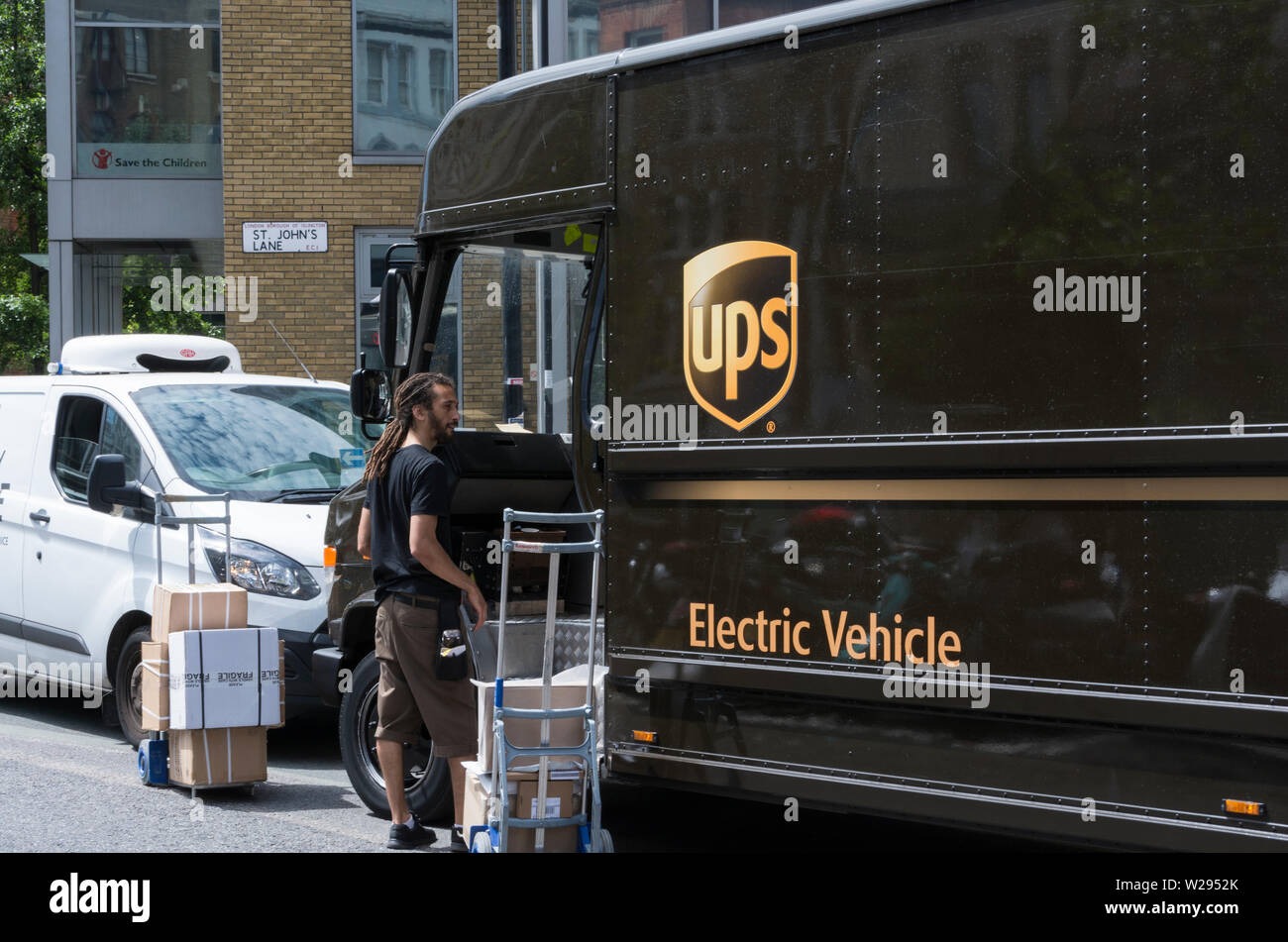 Eine UPS (United Parcel Service) Lieferwagen auf den Straßen von London, Großbritannien Stockfoto