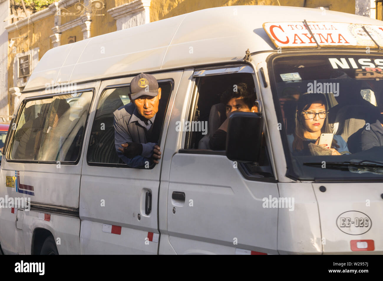 Der öffentliche Verkehr in Peru - Combi transport in Arequipa, Peru, Südamerika. Stockfoto