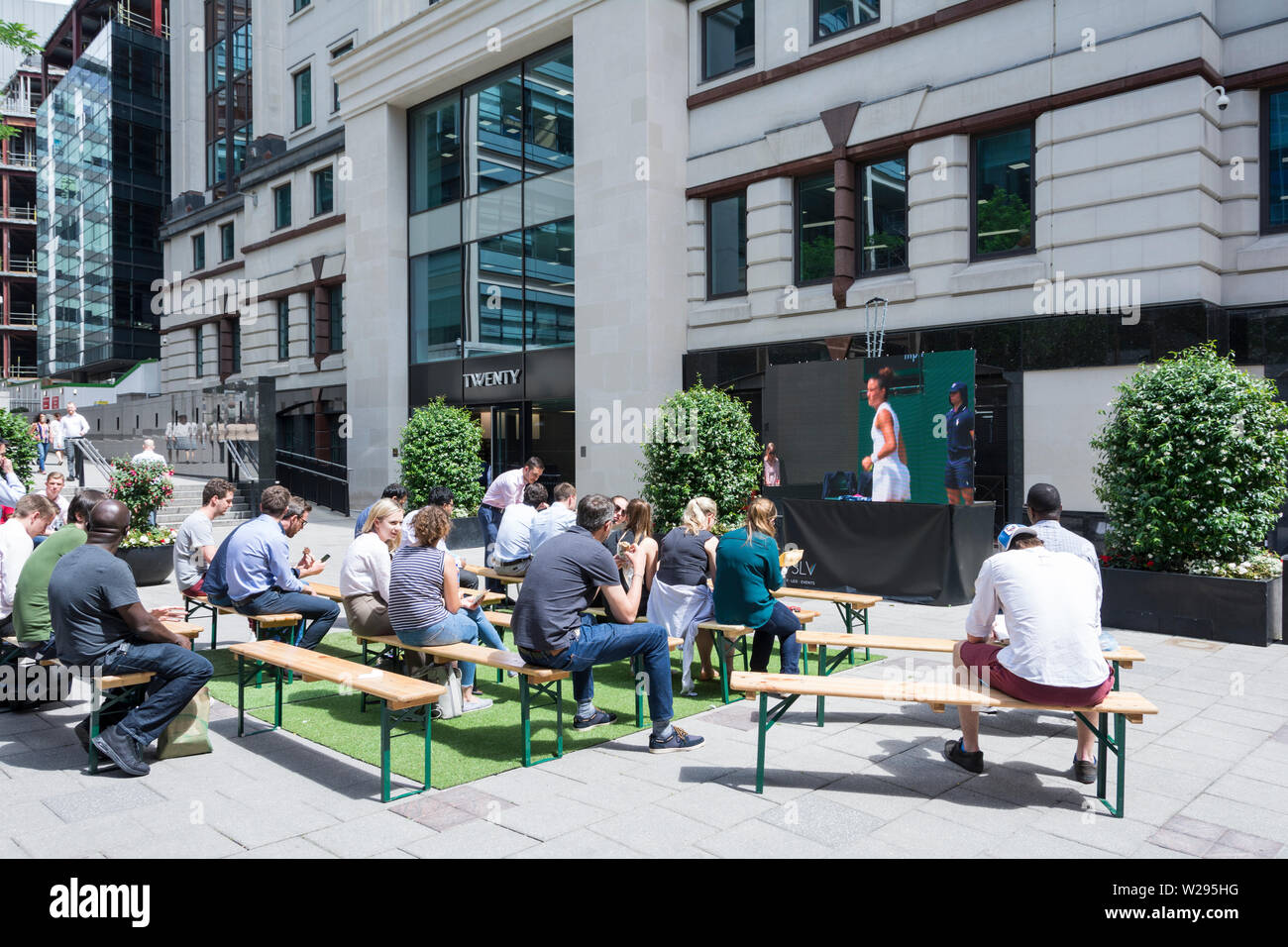 Stadt Arbeiter beobachten Wimbledon Tennis auf dem großen Bildschirm während der Mittagspause, City of London, Großbritannien Stockfoto