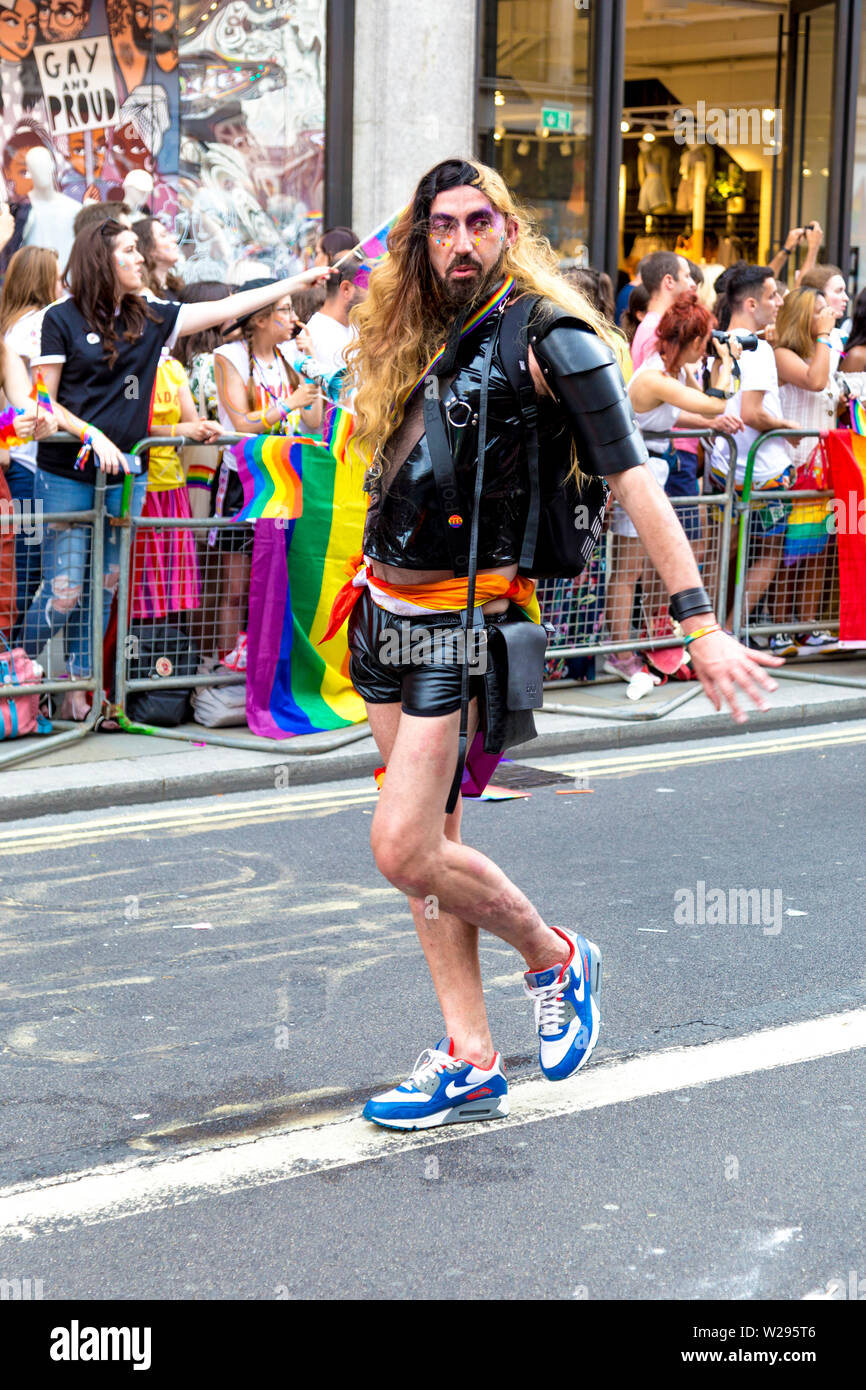 Vom 6. Juli 2019 - Mann mit dem langen Haar gekleidet in PVC, markante eine Pose, London Pride Parade, Großbritannien Stockfoto