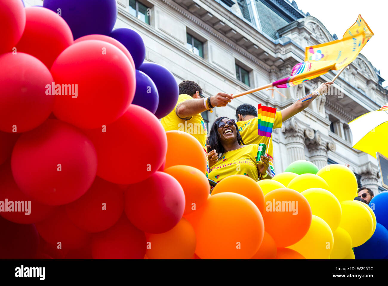 Vom 6. Juli 2019 - Menschen feiern Stolz auf einen Schwimmer umgeben von bunten Luftballons, London Pride Parade, Großbritannien Stockfoto