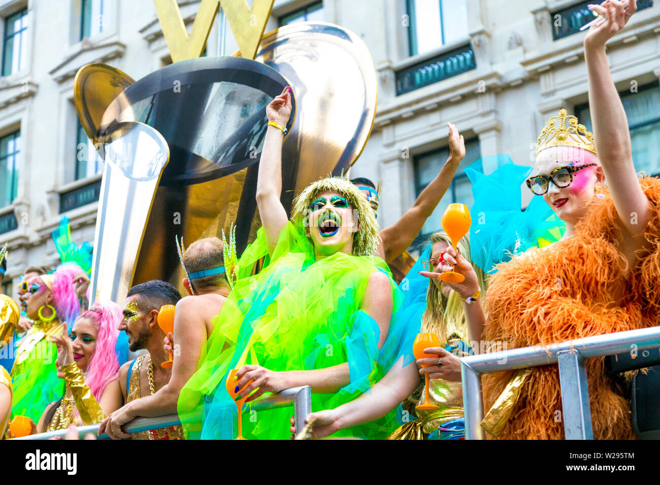 Vom 6. Juli 2019 - gekleidete Menschen feiern auf einen Schwimmer, London Pride Parade, Großbritannien Stockfoto