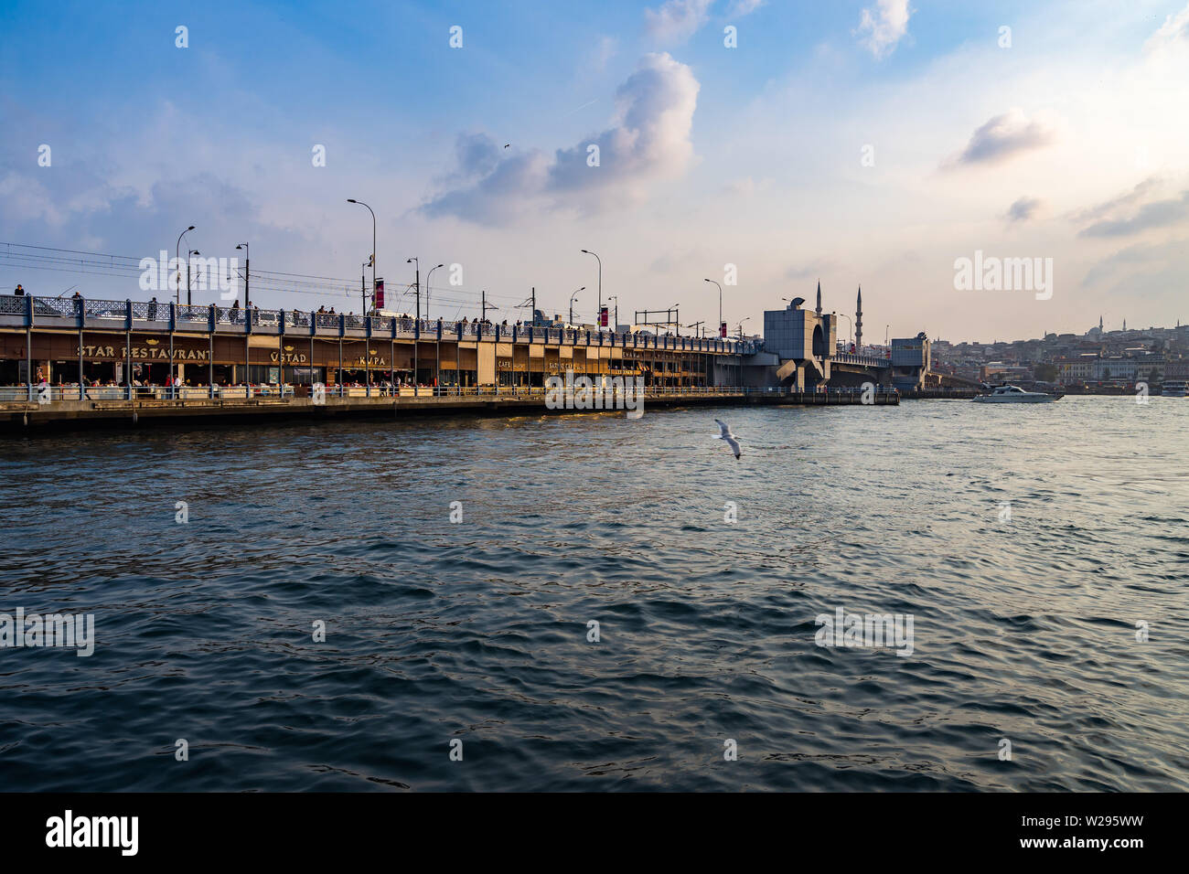 Die berühmten Galata Brücke ein Sonnenuntergang. Galata Brücke verbindet Stadtteil Karakoy mit Bezirk Eminönü. Istanbul, Türkei, Oktober 2018 Stockfoto