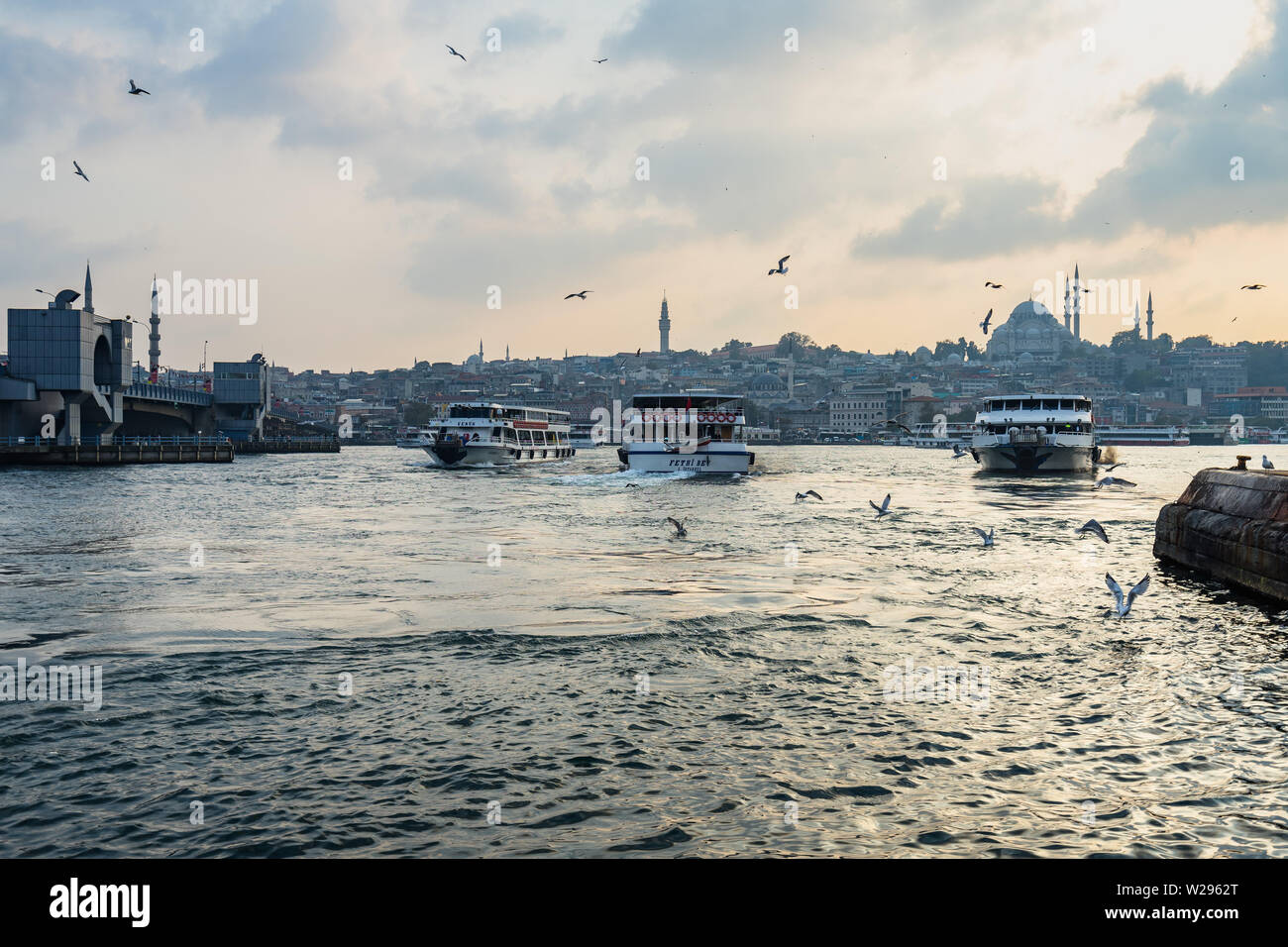 Malerische Aussicht auf Istanbul von Karaköy Pier in der Nähe der Galata-Brücke, mit dem Bosporus voll von Fähren und Möwen. Istanbul, Türkei, Oktober 2018 Stockfoto