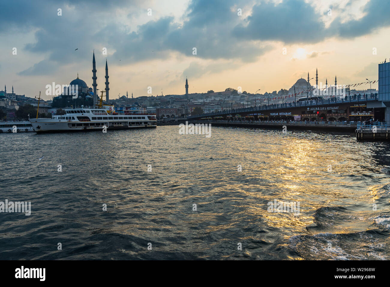 Schönen Sonnenuntergang in Istanbul über die Galata-brücke und Suleymaniye Moschee. Istanbul, Türkei, Oktober 2018 Stockfoto