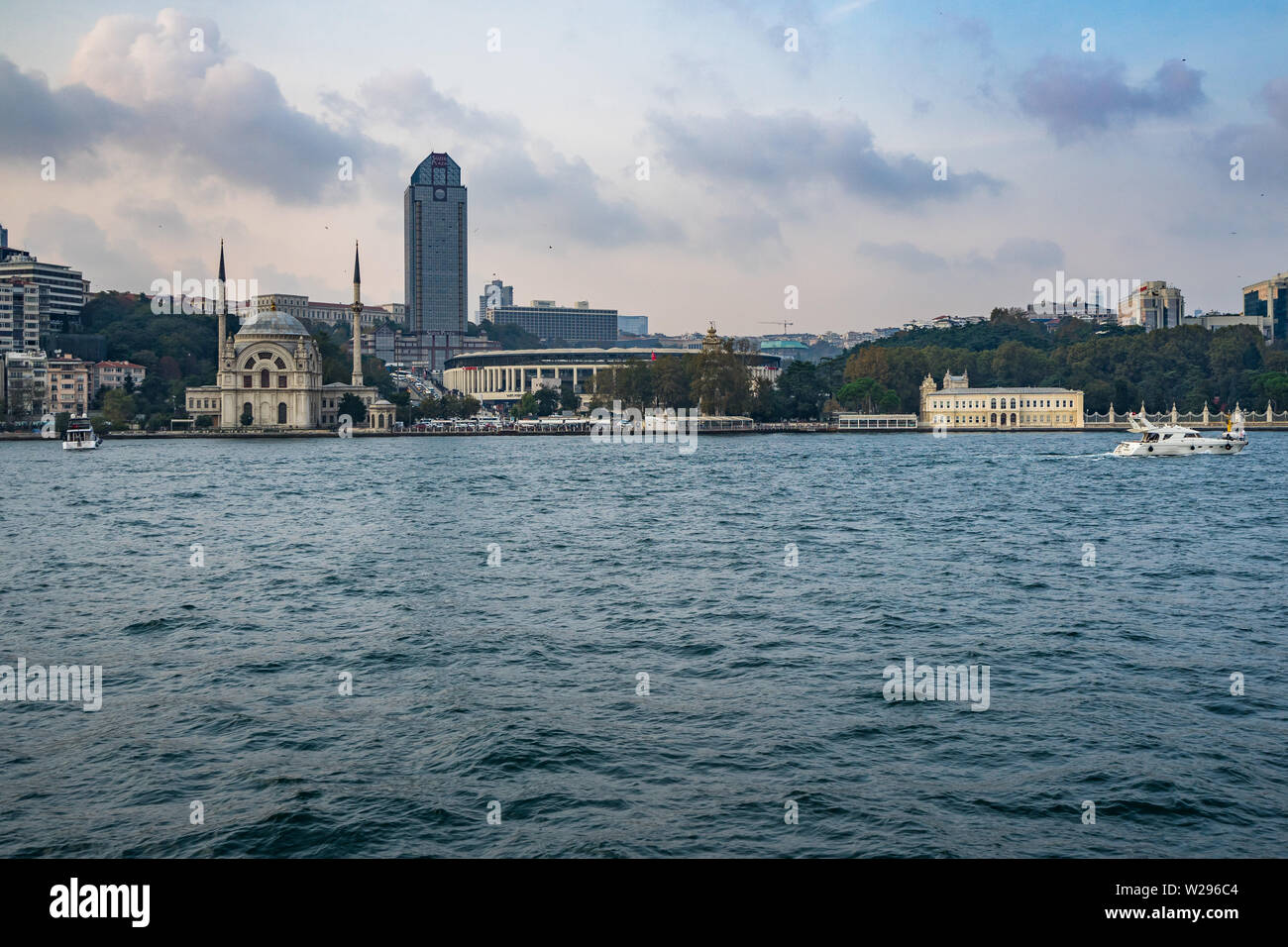 Dolmabahçe Moschee, Super Plaza Hotel "The Ritz-Carlton und Vodafone Park Stadium von einer Fähre Kreuzfahrt auf dem Bosporus, Istanbul Stockfoto