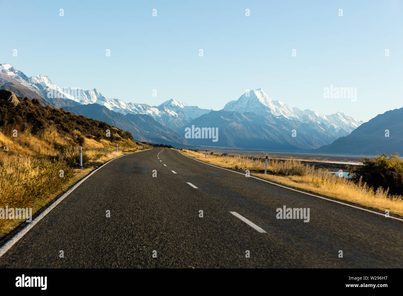 Straße, die zu Schnee und Gletscher - schneebedeckten Gipfeln der neuseeländischen Südalpen einschließlich deren höchste Gipfel - oder Aoraki / Mount Cook von der Zufahrtsstraße Stockfoto