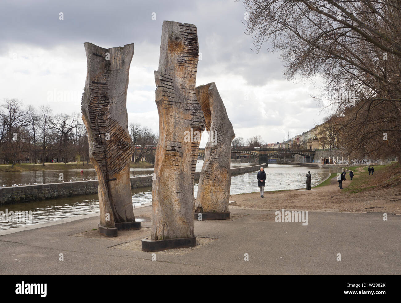 Eindrucksvolle Skulpturen aus Holz außerhalb des Museums Kampa in Malá Strana im Zentrum von Prag in der Tschechischen Republik, beherbergt eine Sammlung moderner Kunst Stockfoto