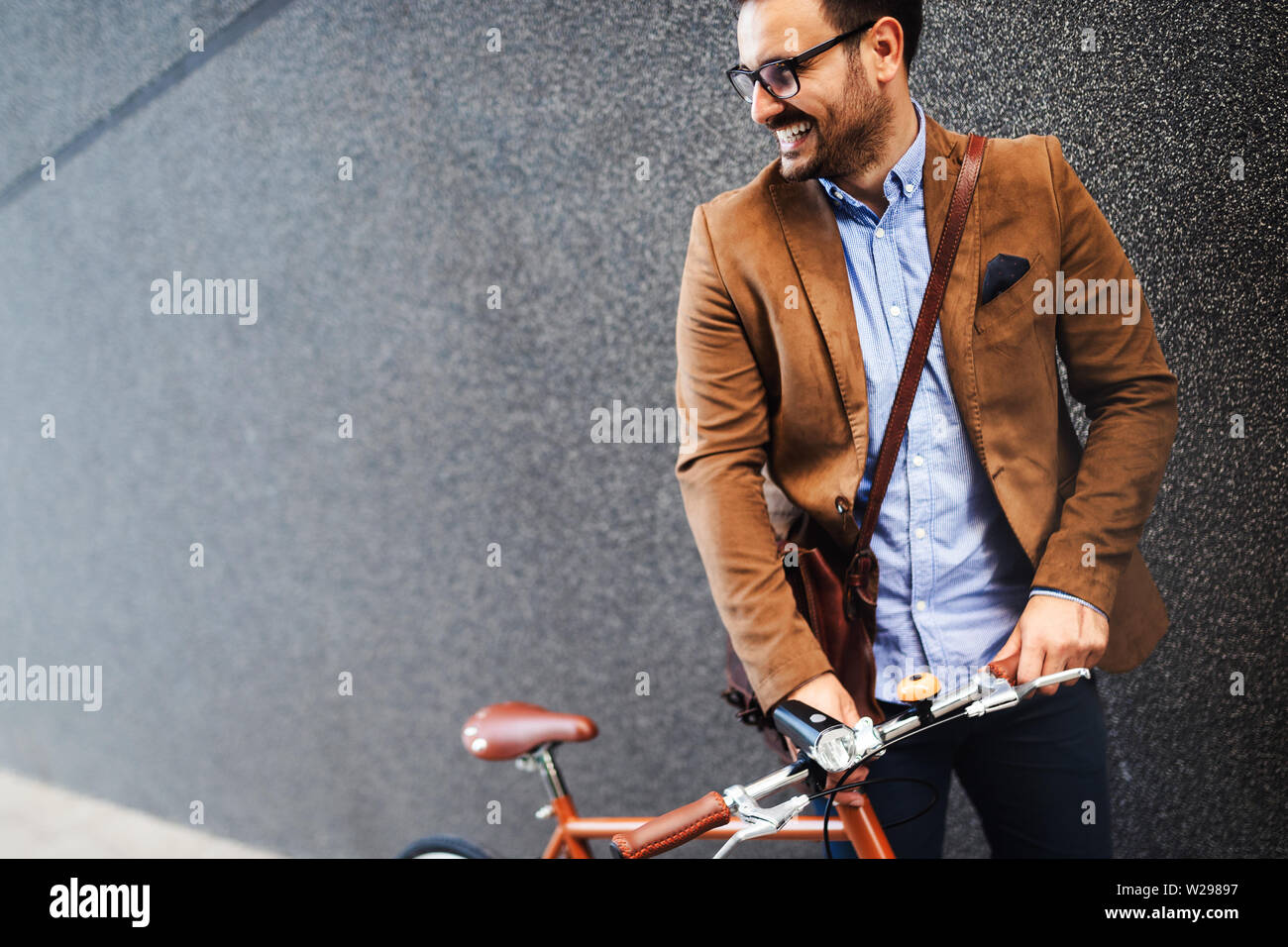 Geschäftsmann mit Fahrrad auf Urban Street in der Stadt zu arbeiten. Transport und gesunden Lebensstil Konzept Stockfoto