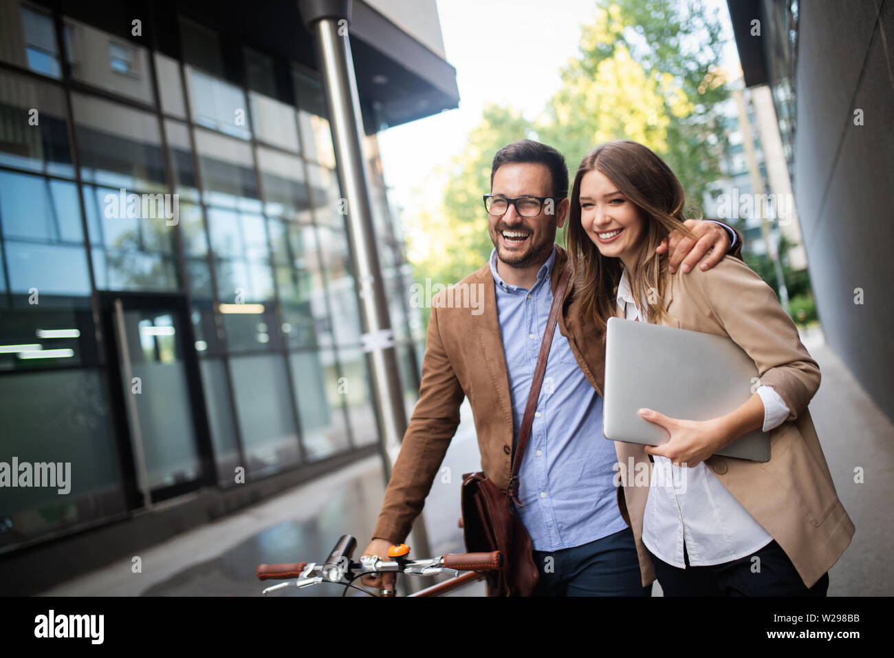 Büro Frau mit Business Mann Paar beim Brechen bei der Unterhaltung Flirten im Freien Stockfoto