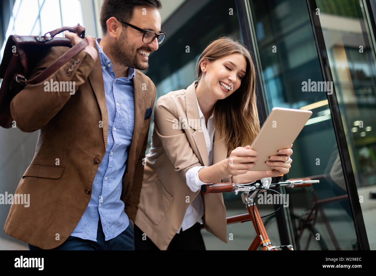 Büro Frau mit Business Mann Paar beim Brechen bei der Unterhaltung Flirten im Freien Stockfoto