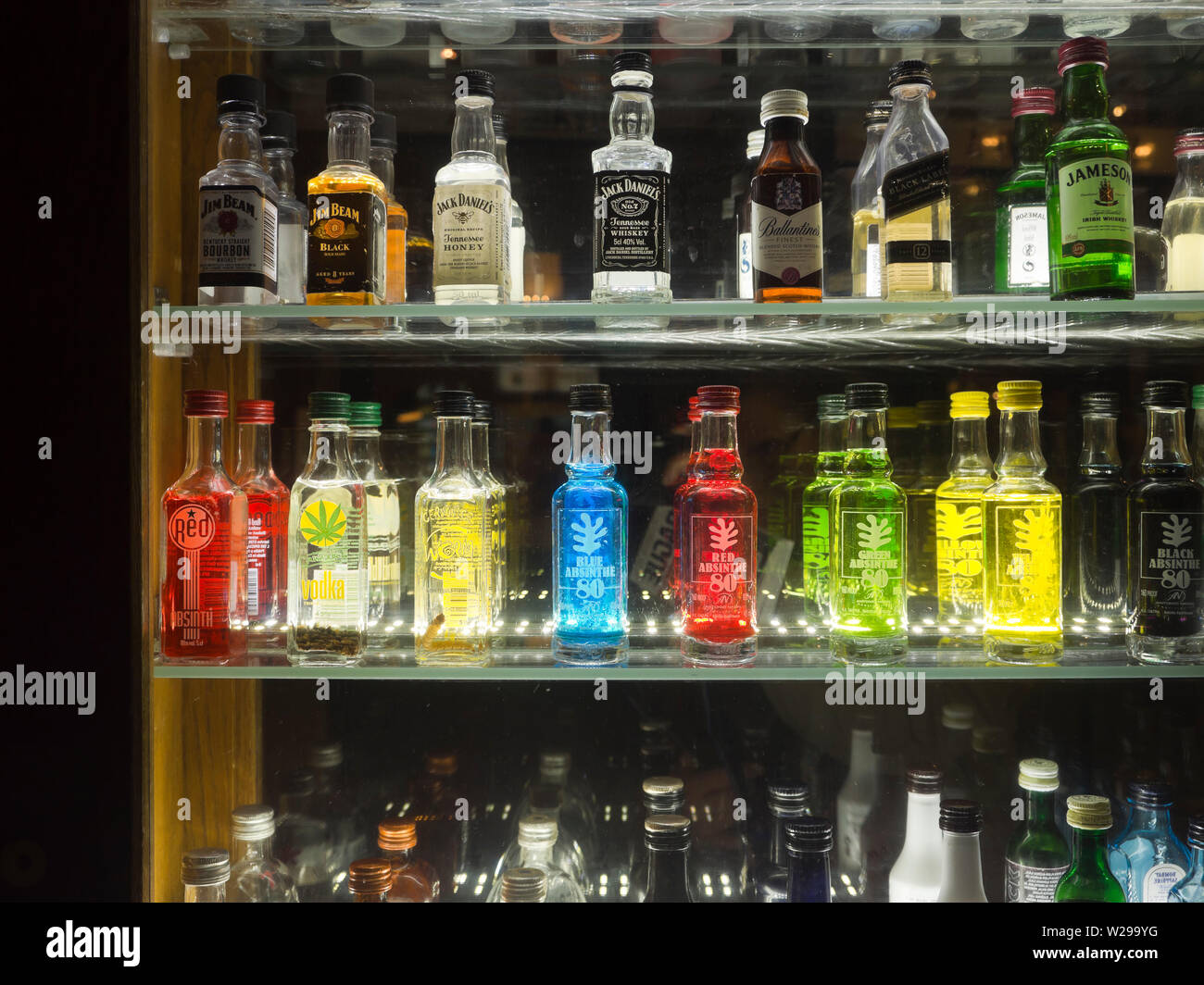 Miniatur Flaschen Absinth und andere Spirituosen auf einem Glas Regal in einem Supermarkt in Prag, Tschechische Republik Stockfoto