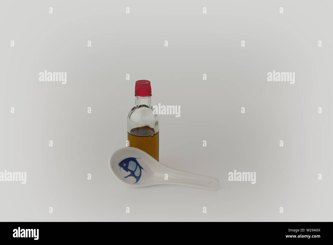 Flasche Massageöl mit chinesischen Suppe Löffel Gua Sha Werkzeug Stockfoto