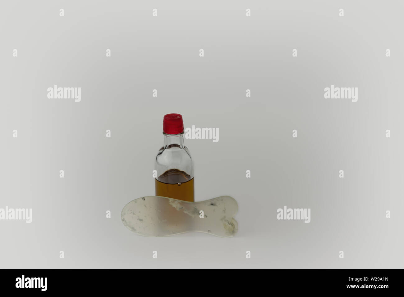 Flasche Massageöl mit Fisch geformt Jade Gua Sha Stein oder Werkzeug Stockfoto