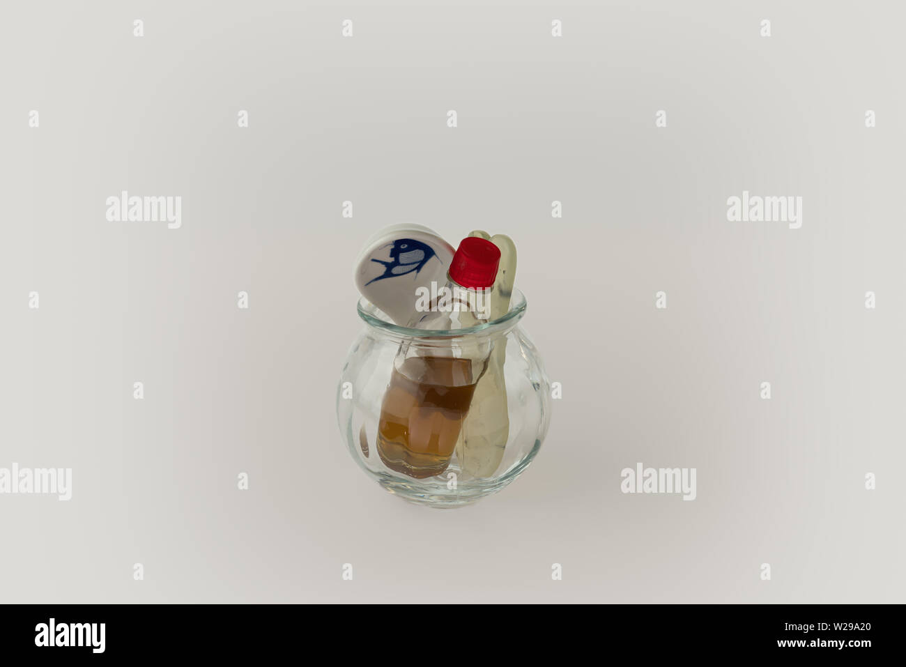 Glas fire Cup mit Flasche Öl, chinesische Suppe löffeln und Fisch geformt Jade Gua Sha Stein Stockfoto