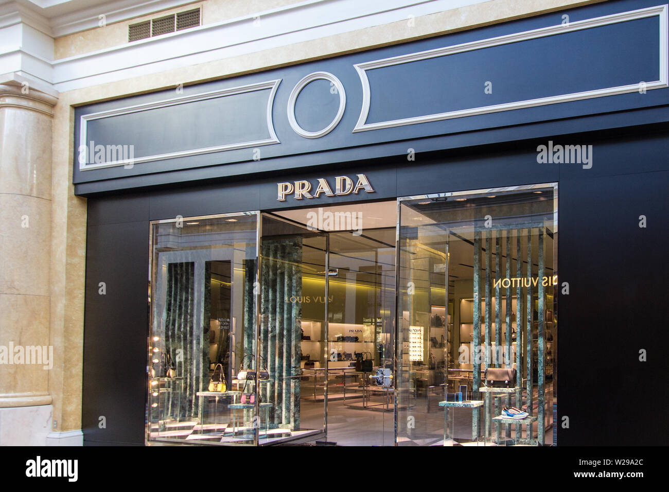 Las Vegas, Nevada, USA - 6. Mai 2019: Eintritt zum gehobenen Prada-Einzelhandel in einem Las Vegas Resort. Prada ist ein berühmter italienischer Designer. Stockfoto