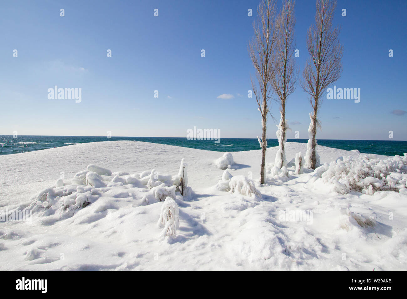 Winter Tag am Strand. Snowbank und Eis stapelten sich an der Küste von Lake Michigan an der Sleeping Bear Dunes National Lakeshore in Michigan. Stockfoto