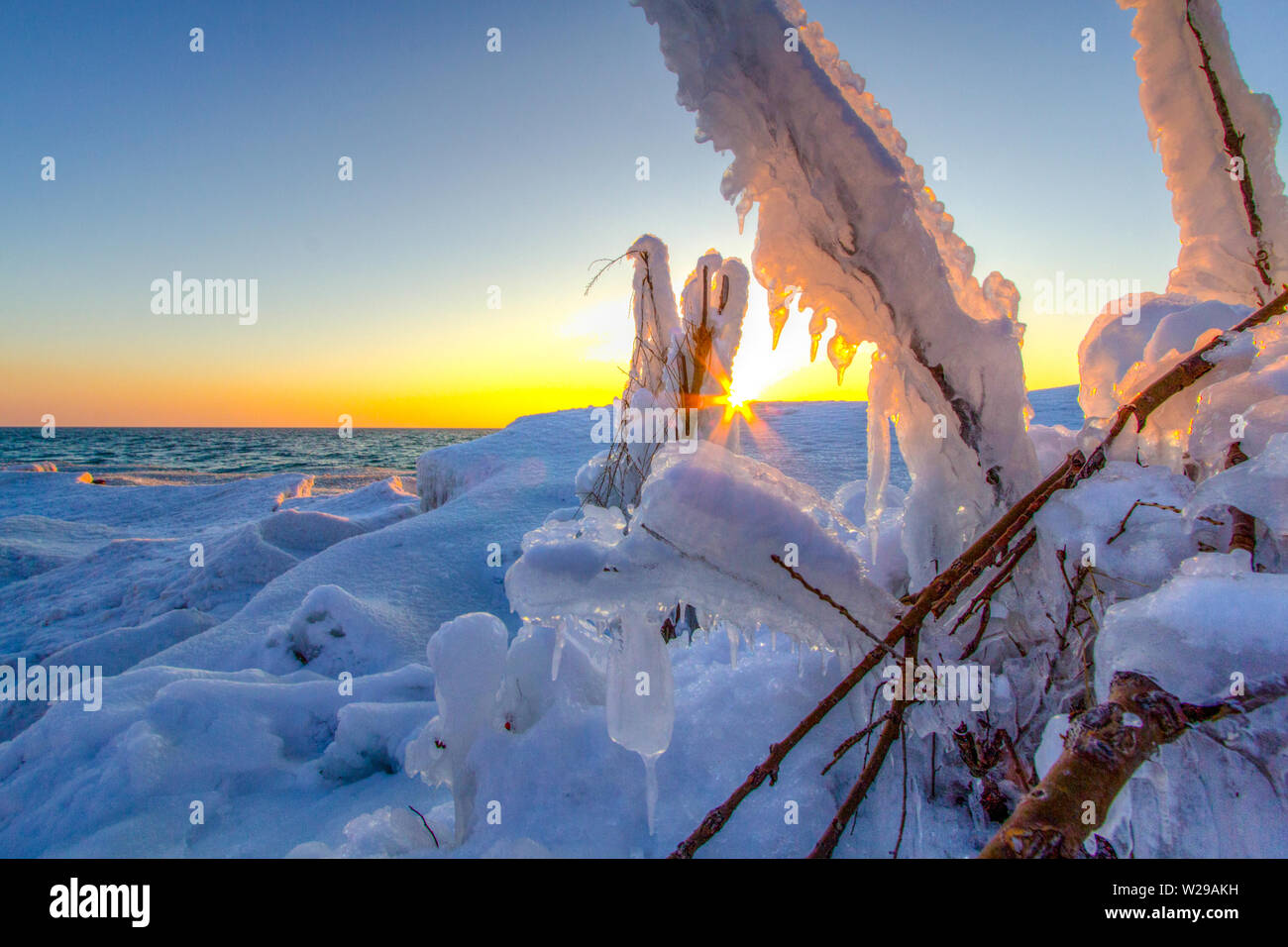 Eisformationen an der Küste des Lake Michigan. Sonnenuntergang an der Küste von Lake Michigan mit eisformationen am Ufer des Sleeping Bear Dunes. Stockfoto