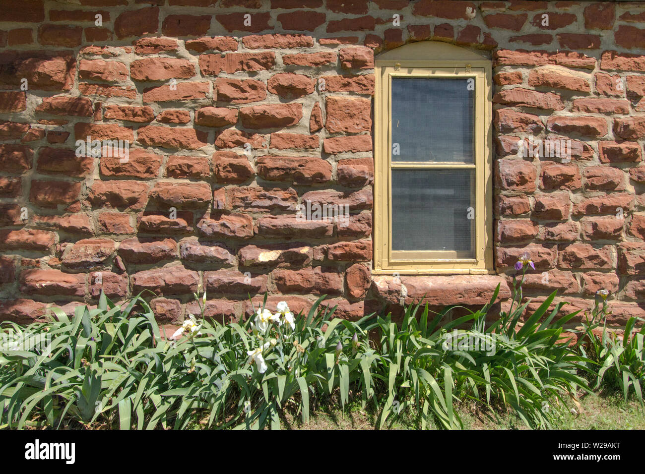 Haus aus Stein. Äußere Profil Ansicht von Old Stone Home mit Fenster und kopieren die Räume in horizontale Ausrichtung. Stockfoto