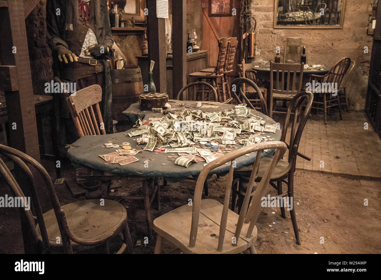 Tombstone, Arizona, USA - 1. Mai 2019: Szene im Bird Cage Theatre, das die historische Stätte des längsten Pokerspiels der Welt darstellt. Stockfoto