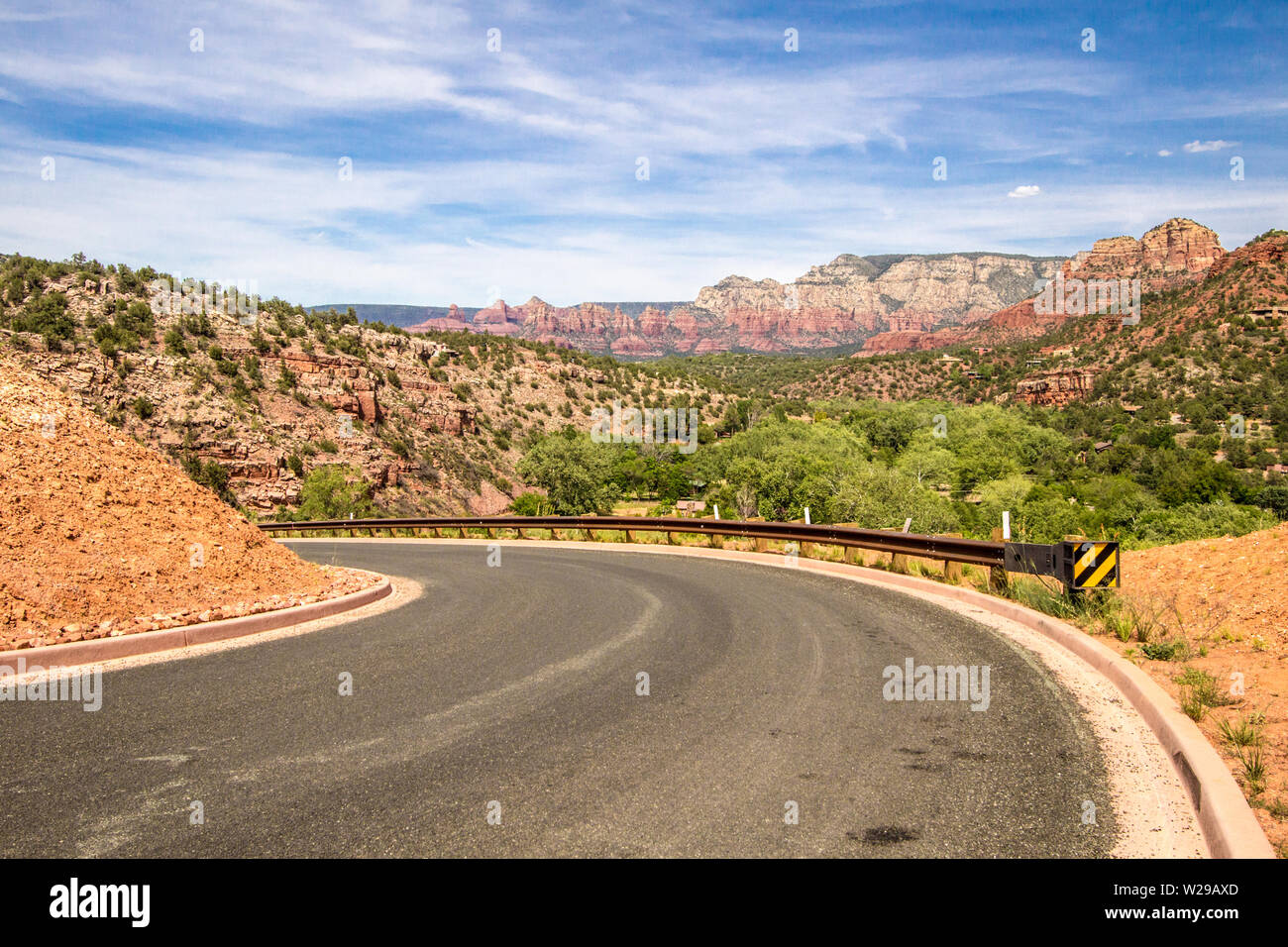 Sedona Arizona. Haarnadelkurve auf der kurvenreichen Bergstraße durch die atemberaubende Landschaft von Bergen und Butten aus rotem Felssandstein. Stockfoto