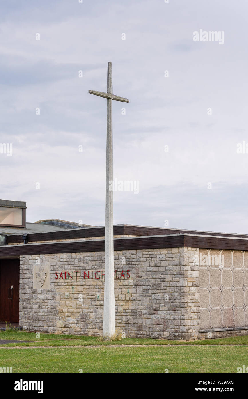 33 ft High Cross außerhalb der Kirche St. Nikolaus in Hotel southbourne am Meer in der Nähe von Bournemouth, Dorset, England, Großbritannien Stockfoto