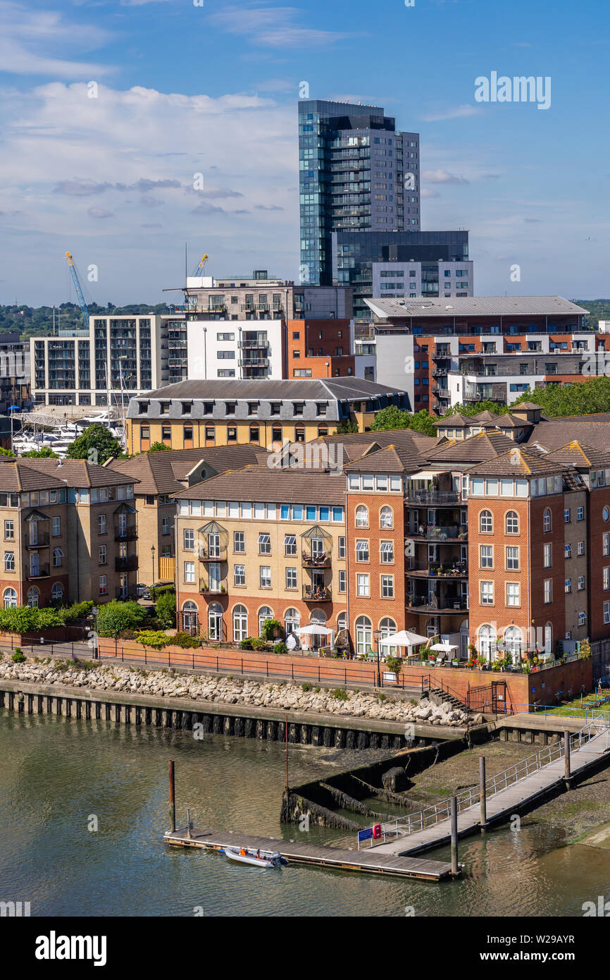 Stadtbild Blick von Southampton Itchen Brücke zu Ocean Village Waterfront modernen städtischen Wohnungsbau, England, Großbritannien Stockfoto