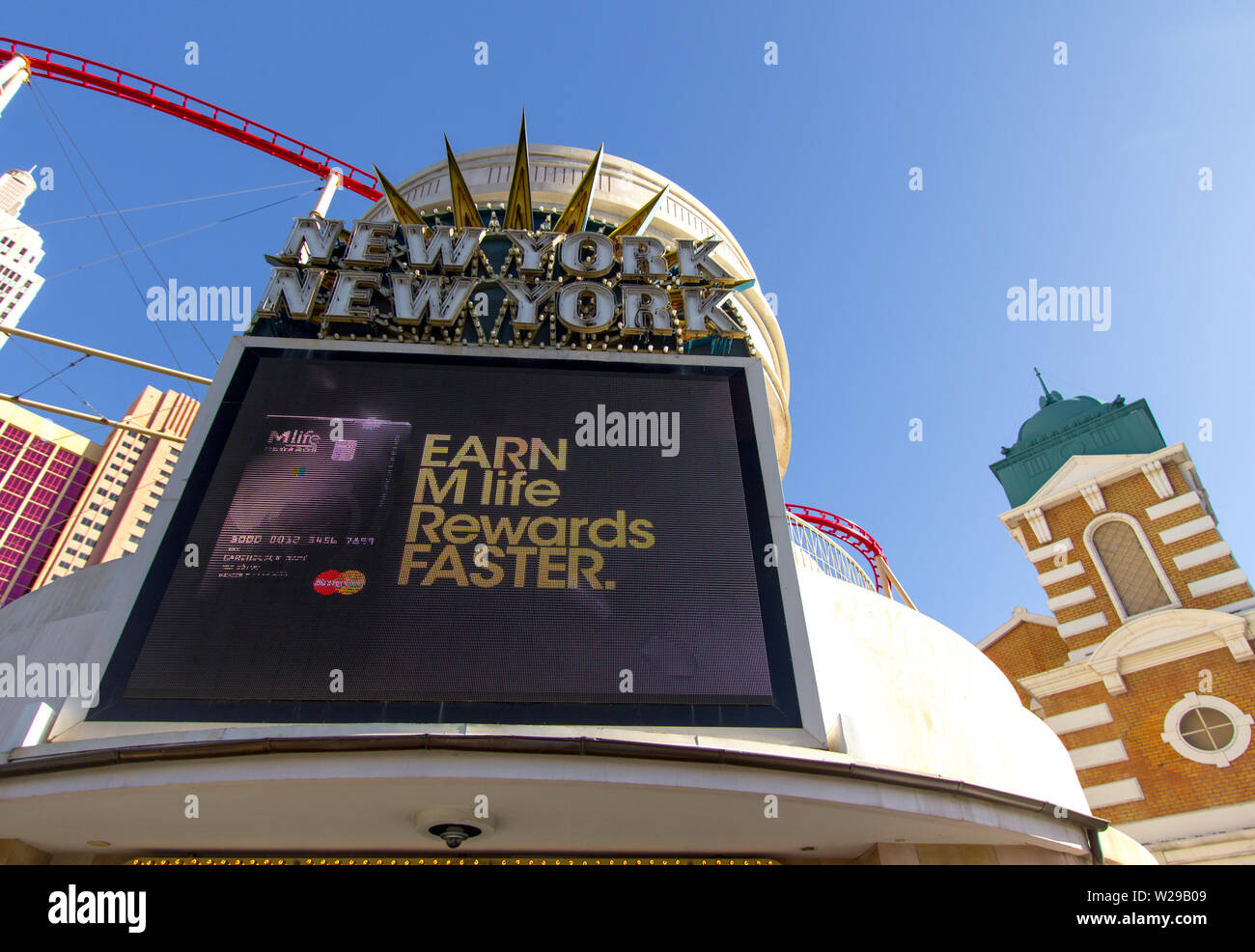 Las Vegas, Nevada, USA - Mai 6, 2019: Äußere des New York New York casino and Resort mit einem Festzelt Werbung M Life Rewards Programm. Stockfoto