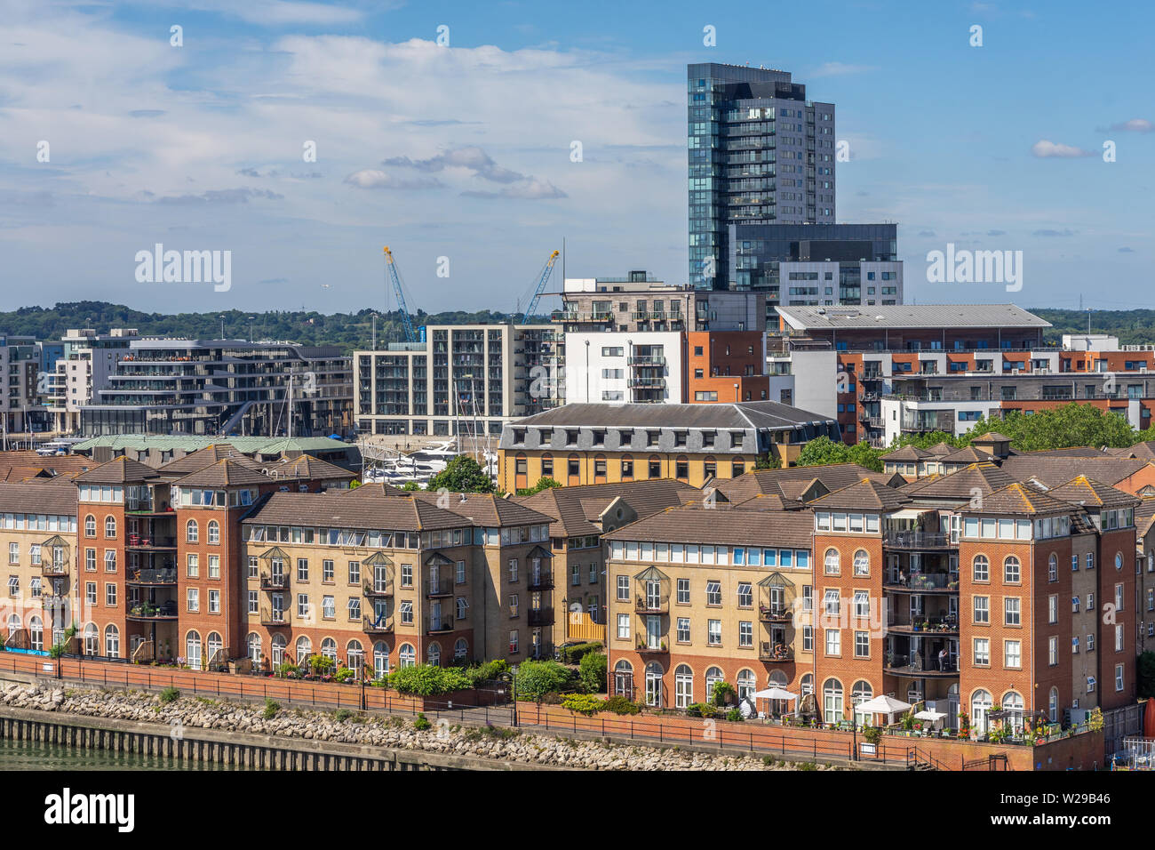 Stadtbild Blick von Southampton Itchen Brücke zu Ocean Village Waterfront modernen städtischen Wohnungsbau, England, Großbritannien Stockfoto