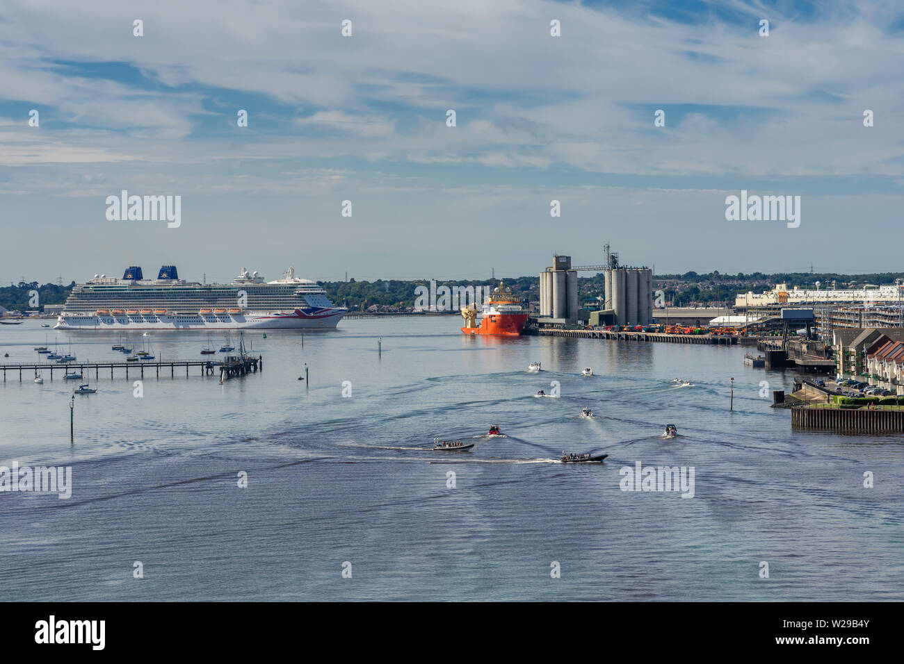 Blick von der Itchen Brücke entlang des Flusses nach Southampton Itchen Wasser mit dem Kreuzfahrtschiff Britannia Ankunft im Hafen, Southampton, England, Großbritannien Stockfoto