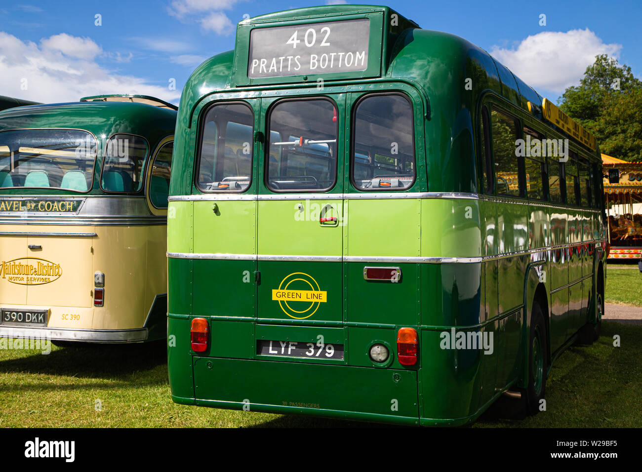 90 Kent County zeigen, Detling, 6. Juli 2019. Alte historische Greenline Bus Nummer 402 bis Pratts unten gehen. Stockfoto