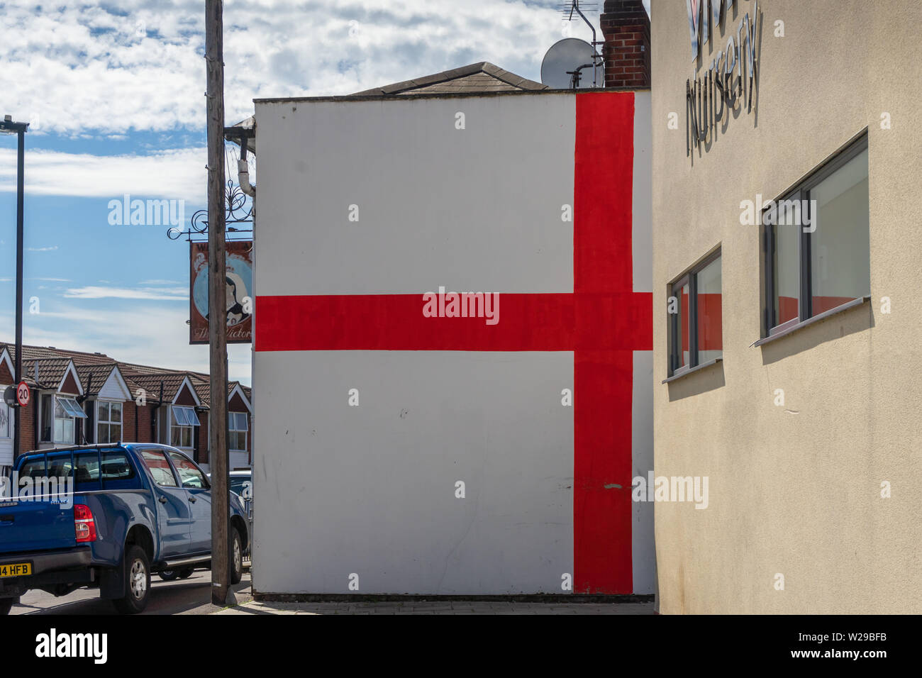 St Georges Flag auf der Seitenwand der Queen Victoria pub/Public House in Victoria Road, Woolston, Southampton, England, Großbritannien Stockfoto