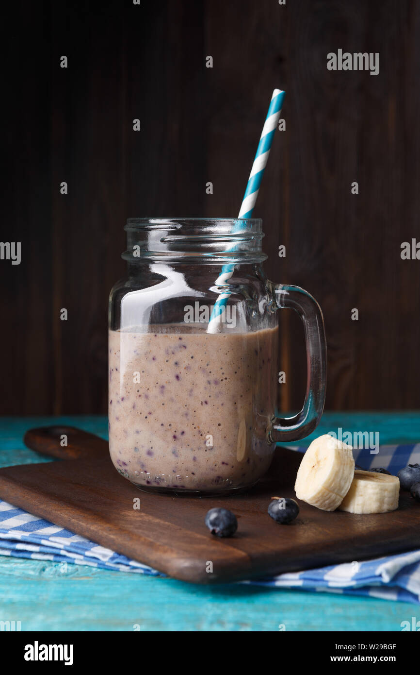 Bild von Becher mit milchshake mit Stroh Stockfoto