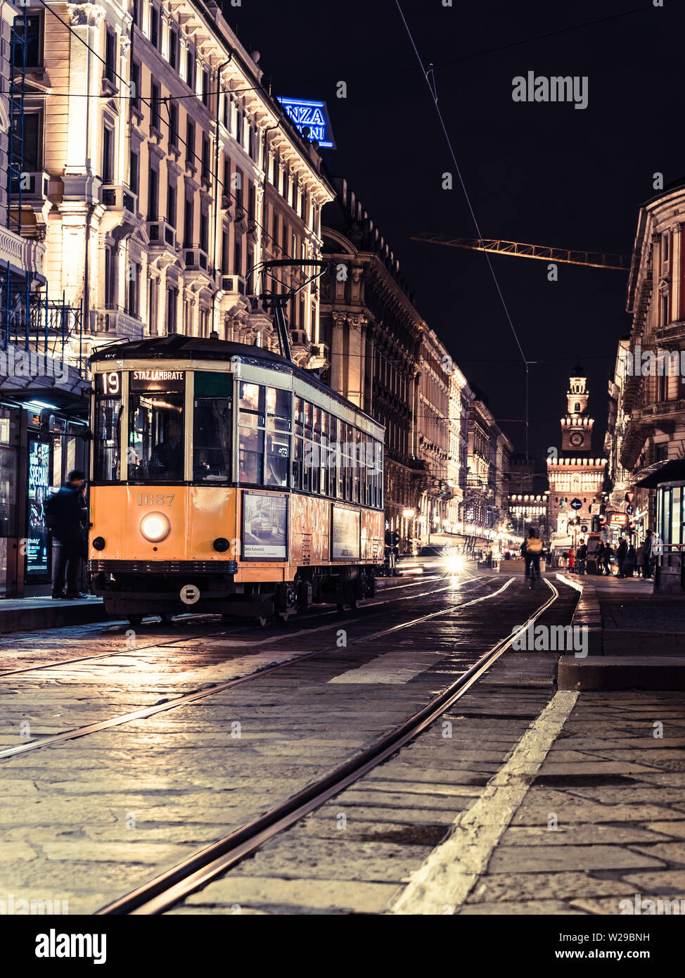 Mailand, Italien, 09/11-18. Tram Nr. 19 hat in der Nacht angehalten, an der belebten Straßenbahn-Station für Menschen in und aus. Stockfoto