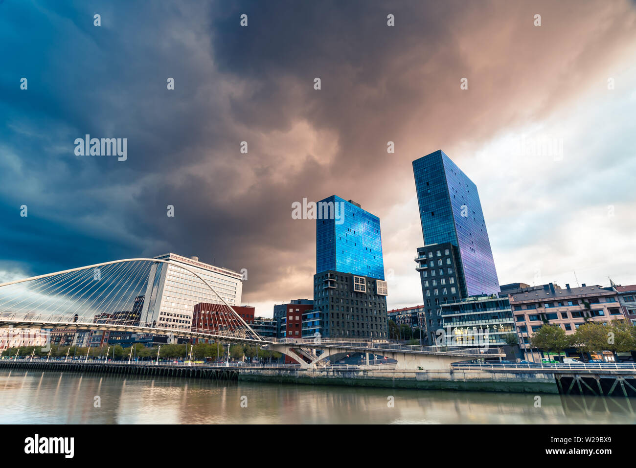 Bilbao, Spanien, 16/10-18. Mächtige Gewitterwolken bilden auf Bilbao und die Türme von Isozaki und die zubizuri Bridge. Stockfoto