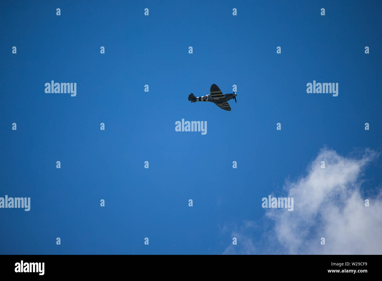 90 Kent County zeigen, Detling, 6. Juli 2019. Eine Spitfire macht ein Flypast in den blauen Himmel. Stockfoto