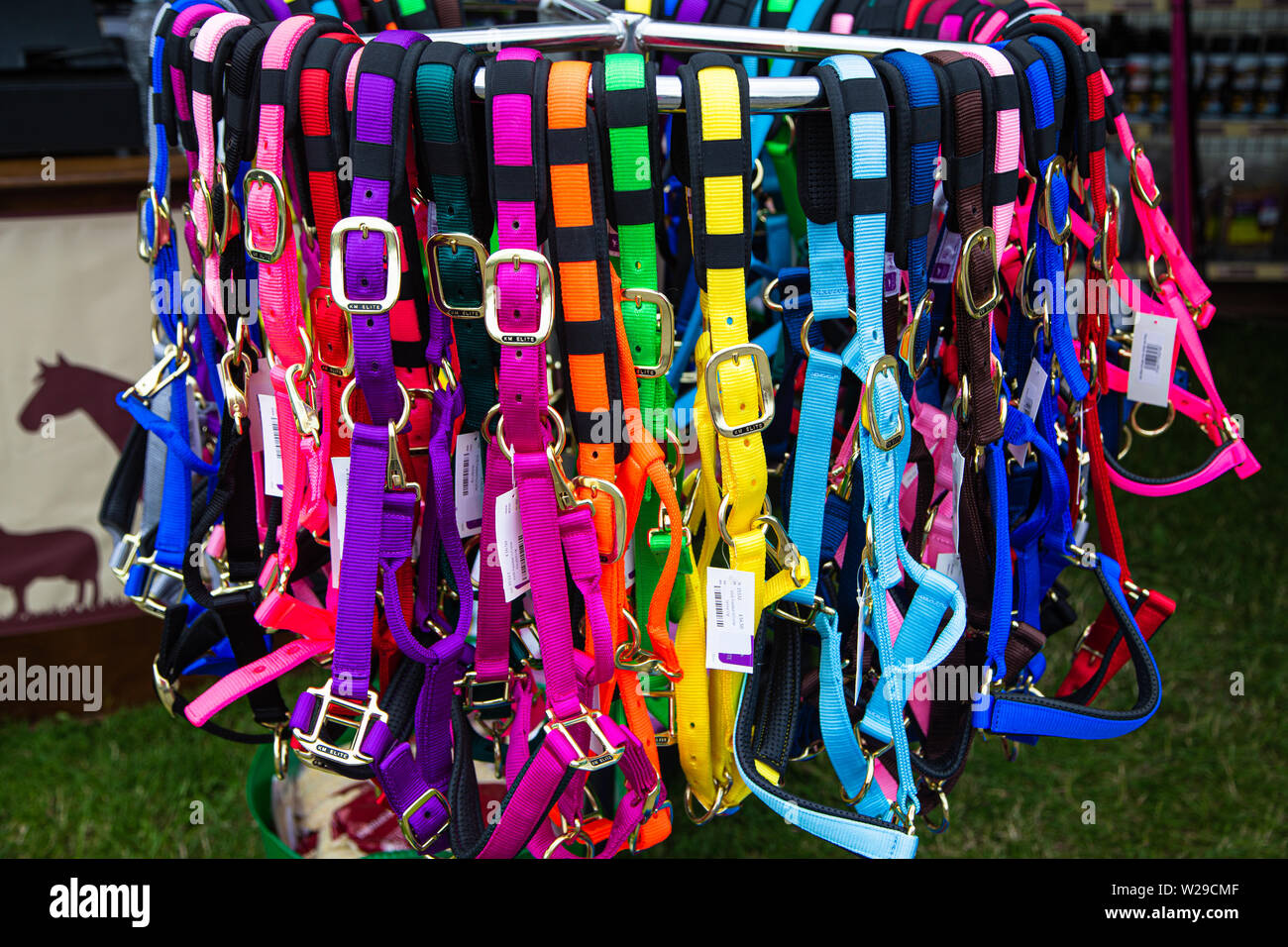 90 Kent County zeigen, Detling, 6. Juli 2019. Bunte Pferd Kopf Kragen für Verkauf auf einem Baugruppenträger. Stockfoto