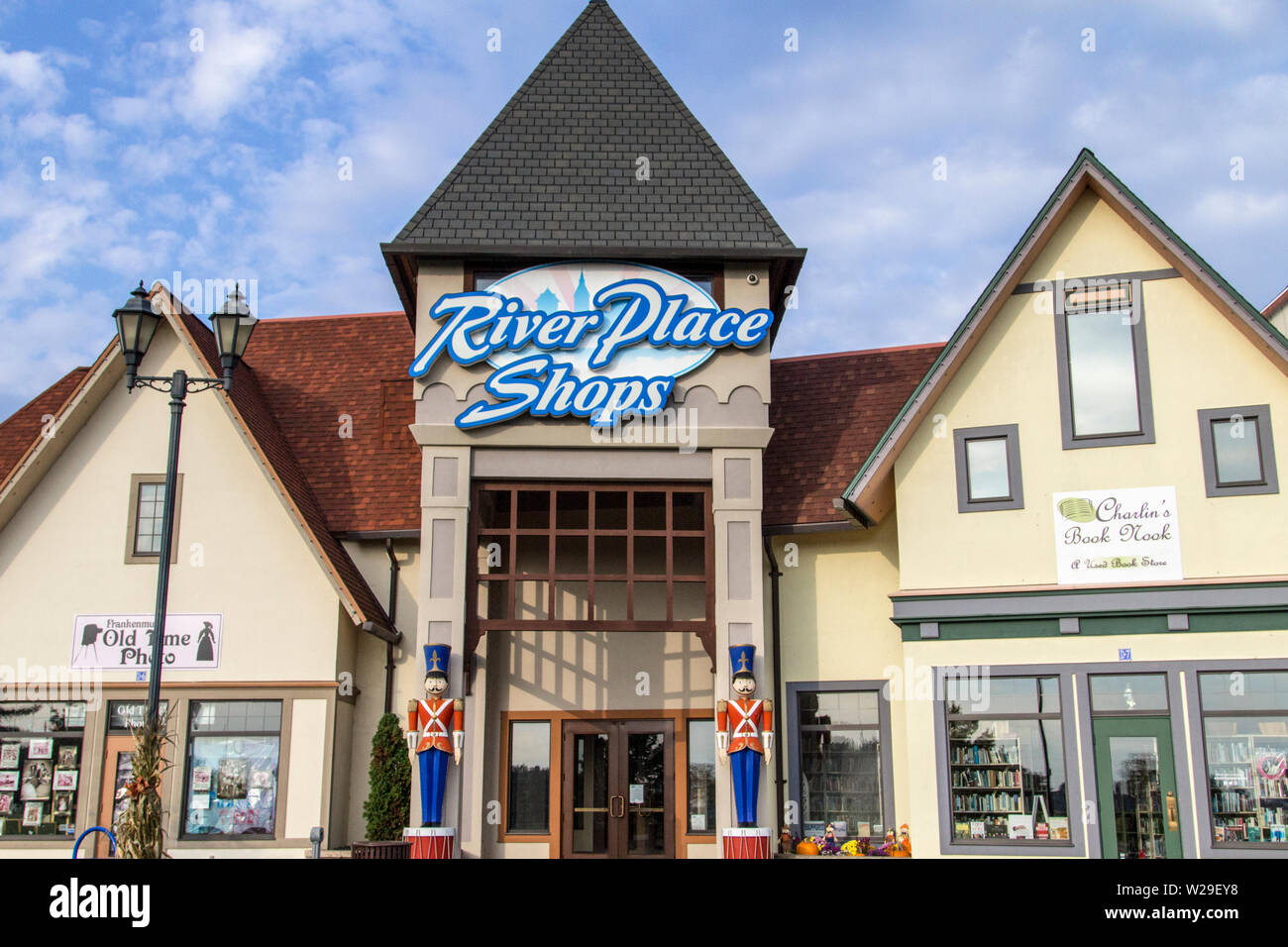 Frankenmuth, Michigan, USA - 9. Oktober 2018: Die Riverplace Shops in Frankenmuth ist ein beliebtes Outdoor-Einkaufszentrum mit Boutiquen im Stadtzentrum. Stockfoto