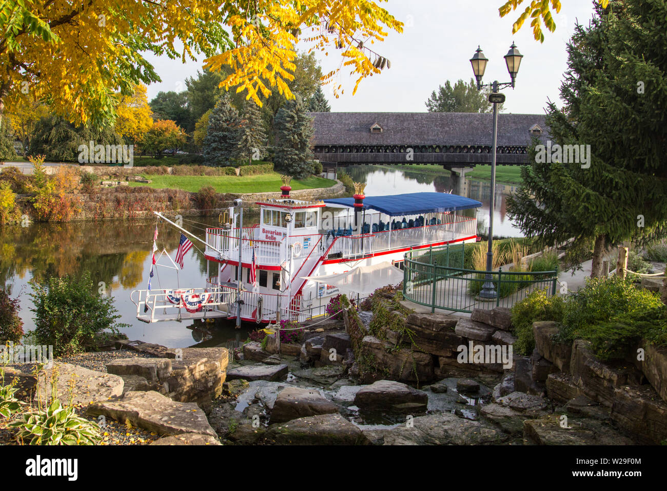 Frankenmuth, Michigan, USA - Oktober 9, 2018: Die Bayerische Belle Riverboat bietet Sightseeing und Abendessen Kreuzfahrten auf der Cass River in Frankenmuth. Stockfoto