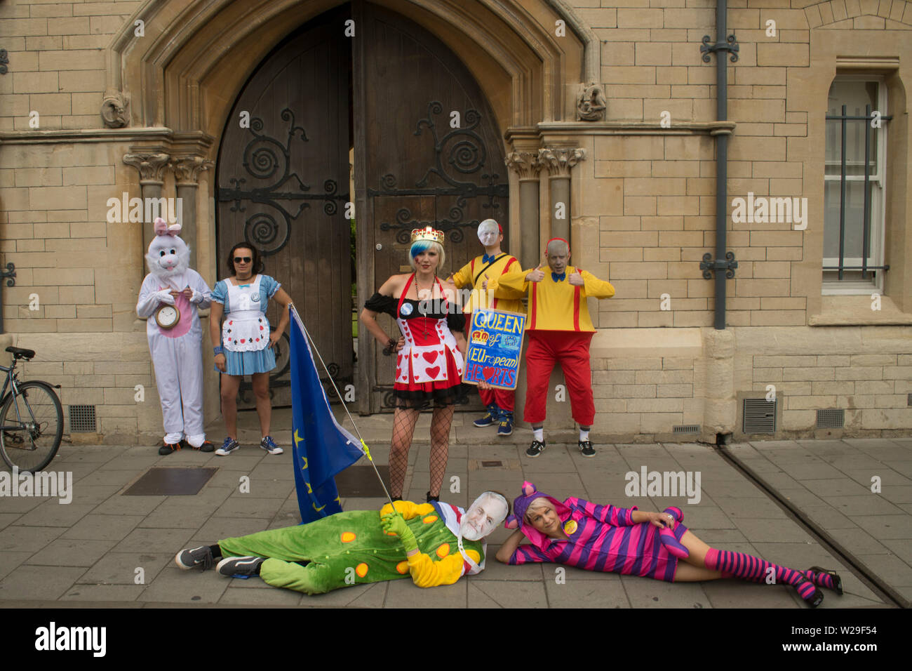 Vom 6. Juli 2019 - Oxford, UK - der Mad Hatter teap Partei posing außerhalb Balliol College, Oxford (wo Boris Johnson studierte) mit Madeleina Kay und Joel Baccas (Alice). Stockfoto