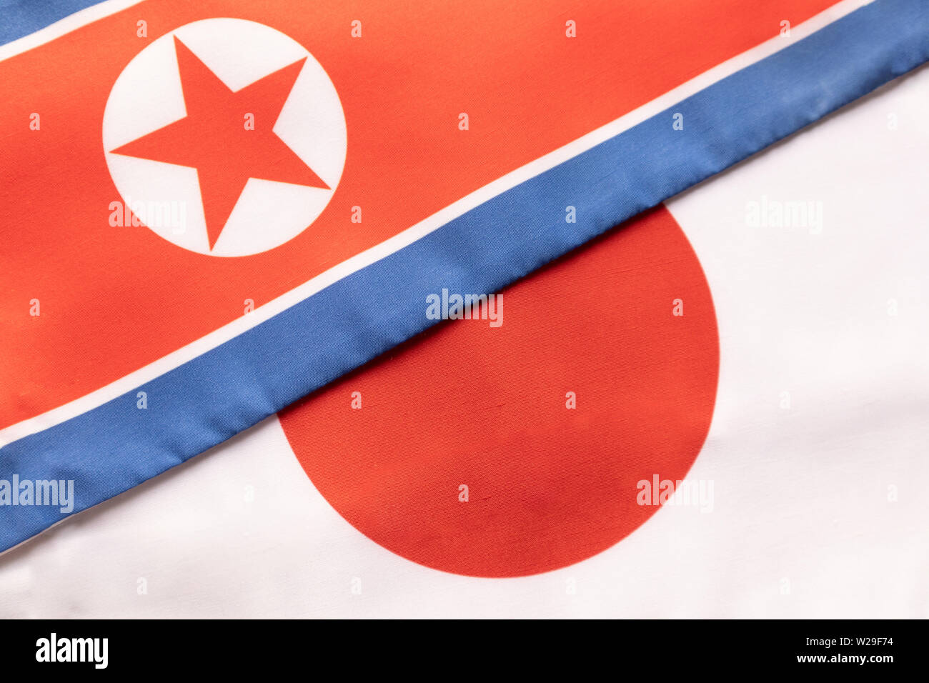 Konzept der bilateralen Beziehungen zwischen Japan und Nordkorea, mit zwei Fahnen Stockfoto