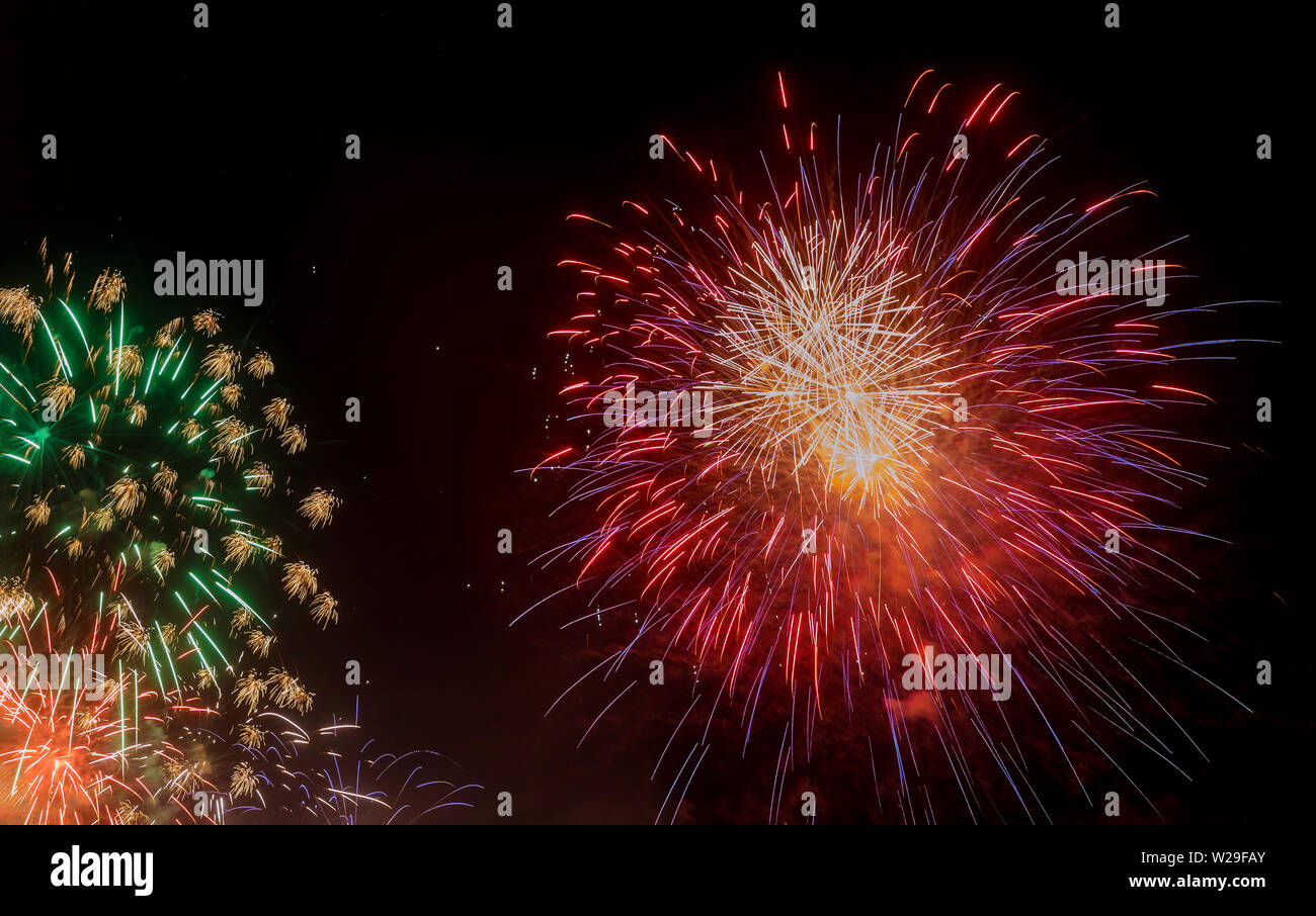 Feuerwerk Red Feuerwerk Glück in der Nacht zum Feiern. Stockfoto