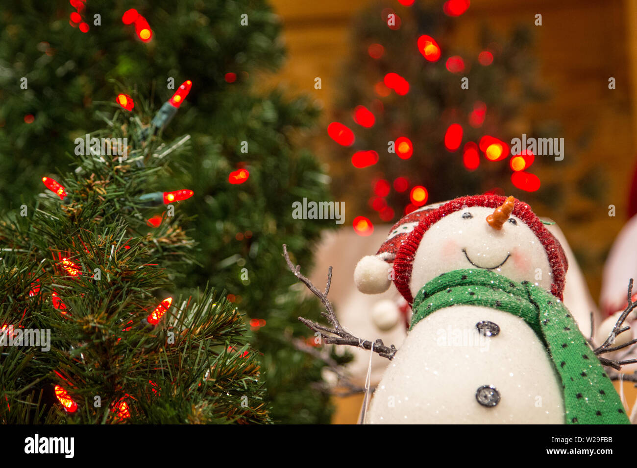 Christmas Shopping. Innenraum der Store mit Weihnachtsbäumen, Lichter und Schneemann zum Verkauf. Stockfoto