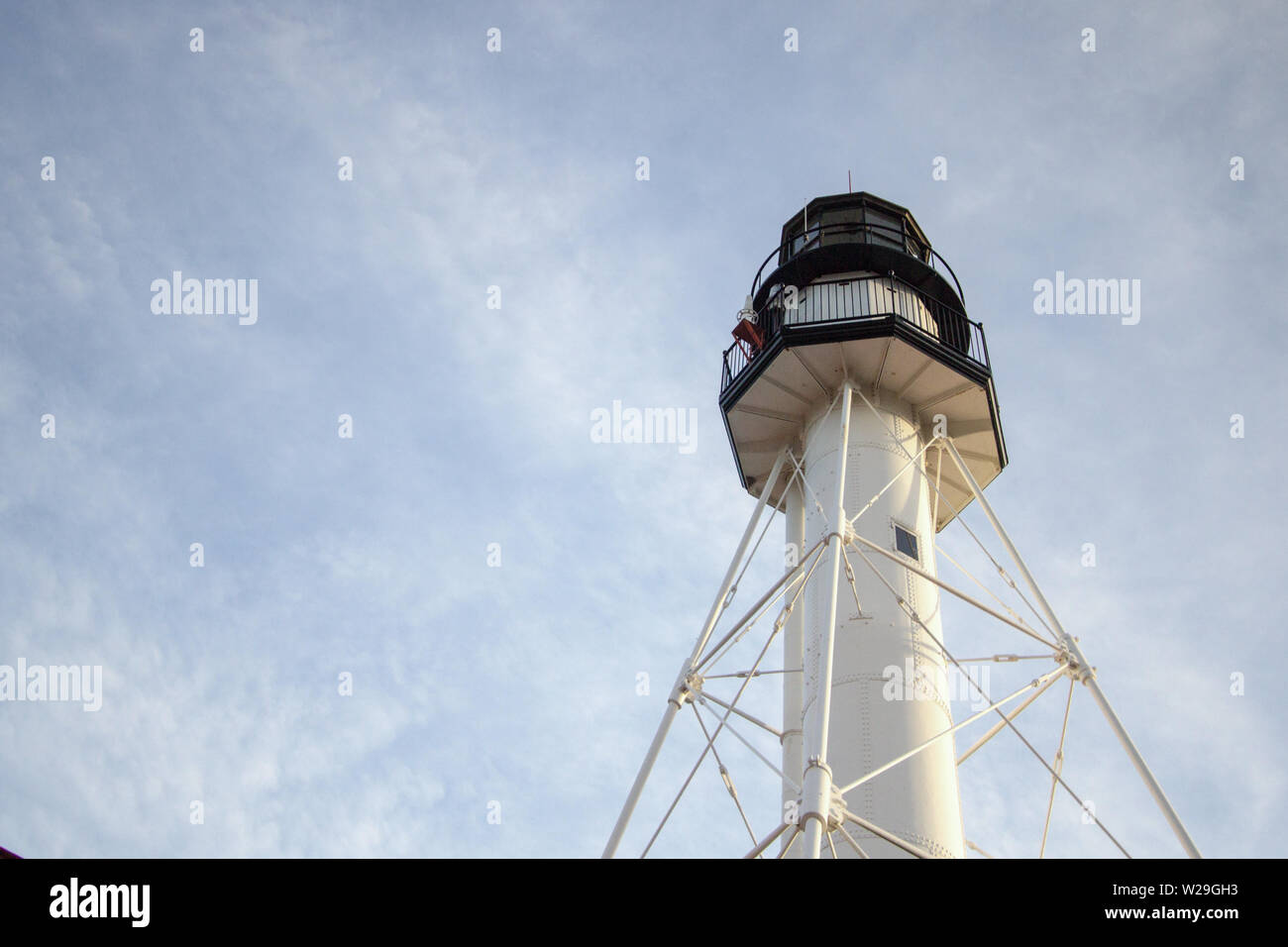 Leuchtturm Hintergrund. Die Whitefish Point Lighthouse in der Oberen Halbinsel von Michigan. Horizontale Ausrichtung mit Kopie Raum Stockfoto