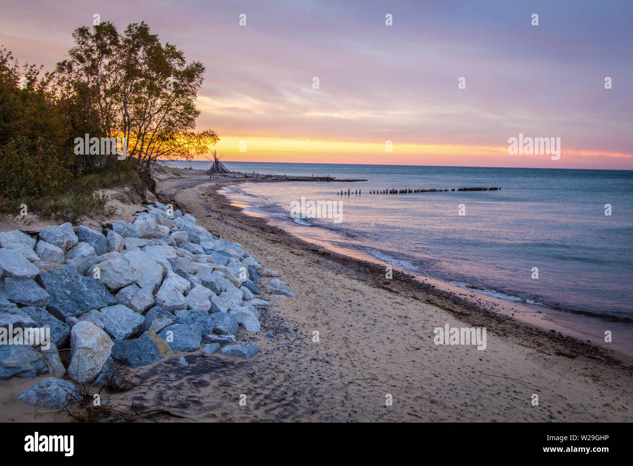 Sonnenuntergang Am Michigan Beach. Sonnenuntergang an der wilden Küste des Lake Superior mit Strandhütte am Horizont auf der oberen Halbinsel von Michigan am Whitefish Point. Stockfoto