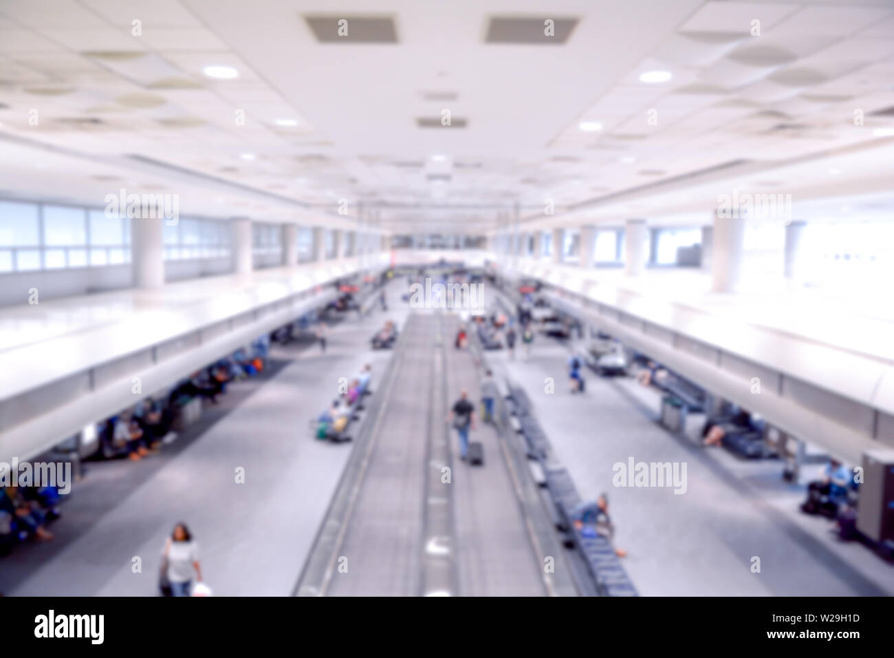 Flughafen Halle Innenraum verwischt Reisen Hintergrund der Reisenden für Business und Urlaub Stockfoto