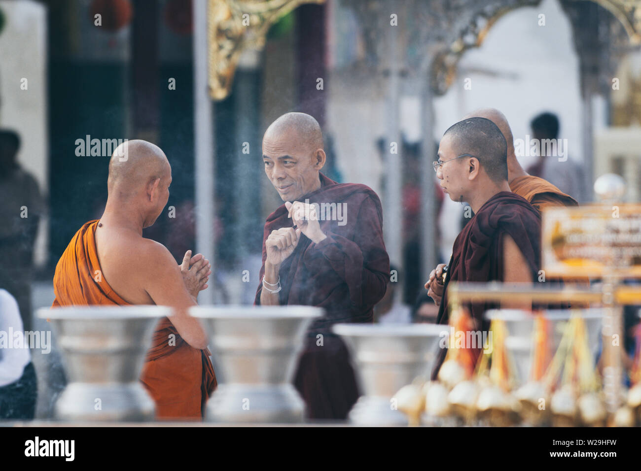 Yangon, Myanmar - März 2019: Buddhistische Mönche haben eine Diskussion in der Shwedagon Pagode Tempel komplex. Stockfoto