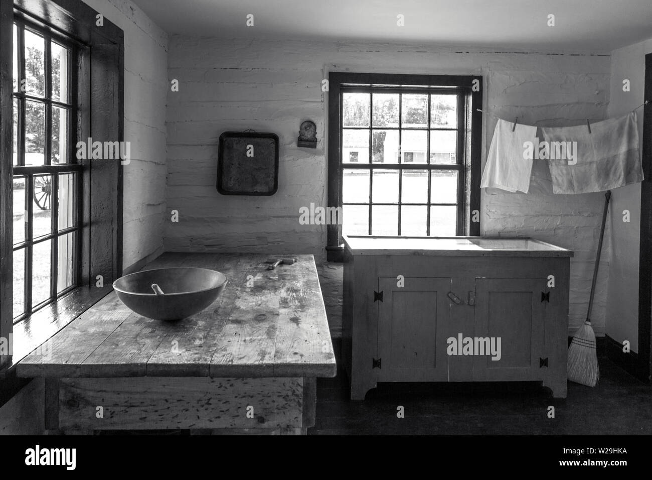 Land Küche Interieur. Rustikale Küche mit hölzernen Löffel und Schüssel auf antiken Holztisch mit einer Wäscheleine in der Ecke Stockfoto