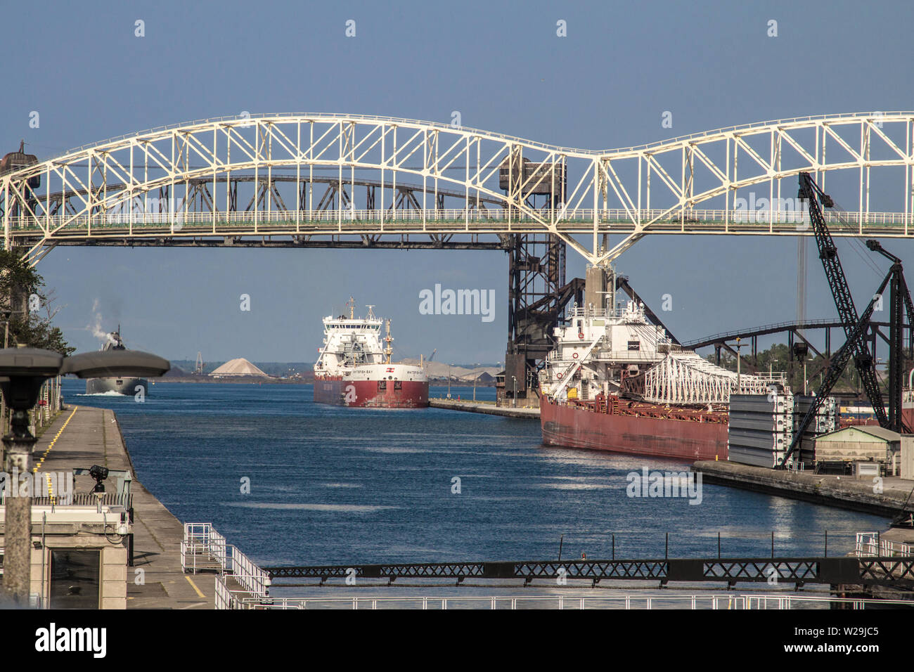 Sault Ste Marie, Michigan, USA - Große Große Seen Frachter am Soo Locks unter der internationalen Brücke. Stockfoto
